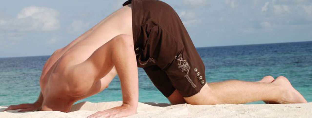 Mann steckt den Kopf in den Sand