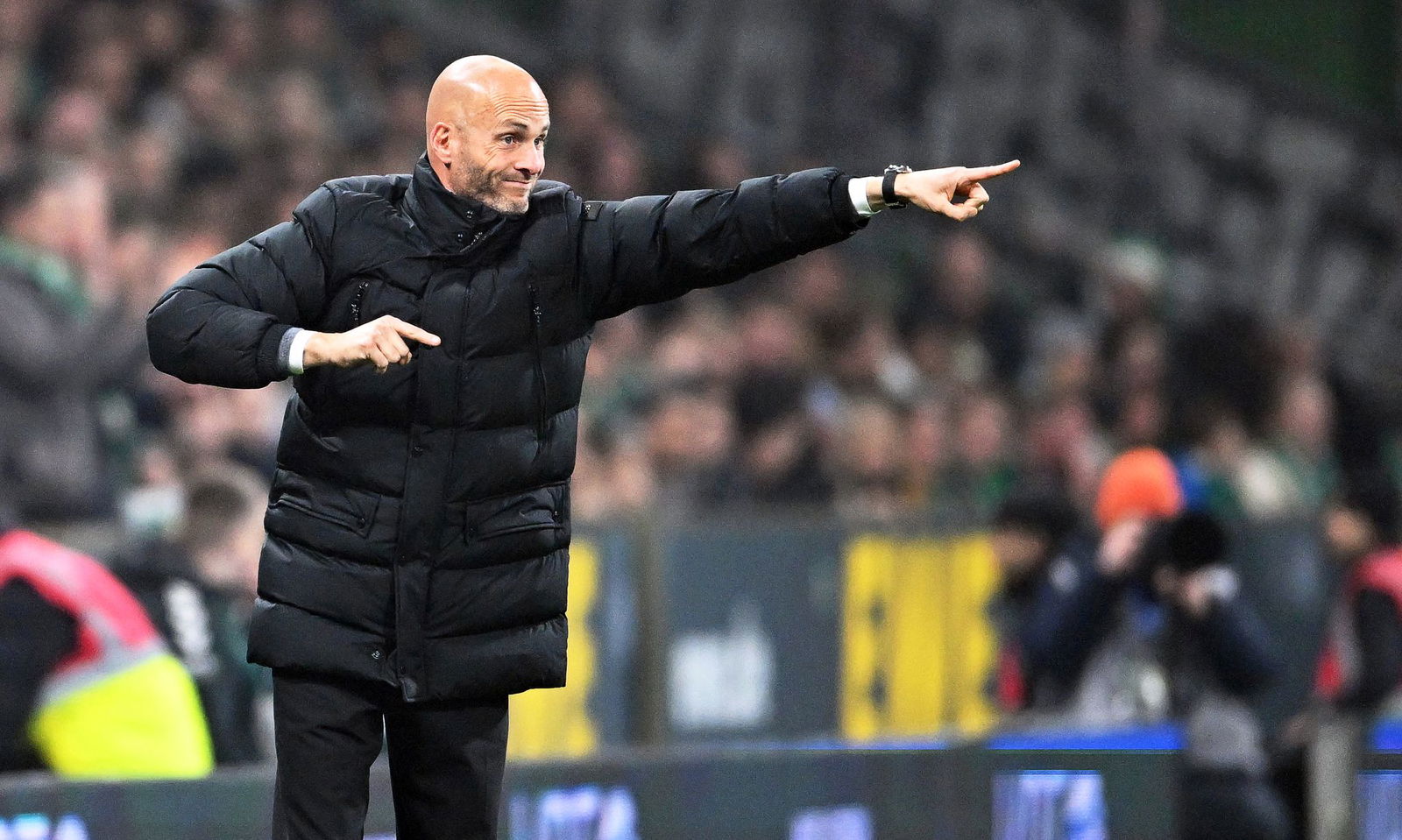 Dirigierte leidenschaftlich seine Mannschaft: Wolfsburgs Trainer Paul Simonis.