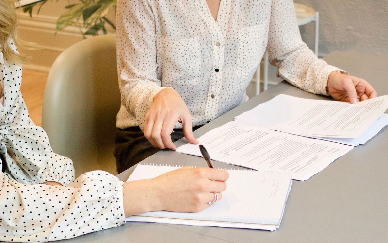 Zwei Frauen am Tisch mit Unterlagen