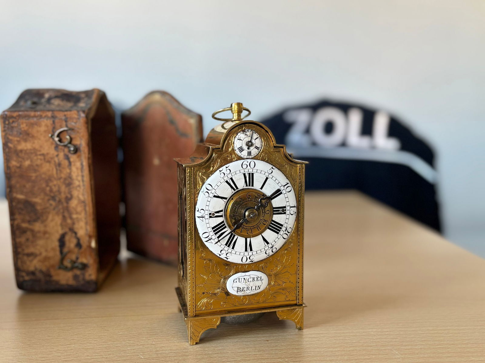 Der Schweizer zahlte eine Einfuhrabgabe von 1.000 Euro, um die antike Uhr mitnehmen zu dürfen. (Handout)