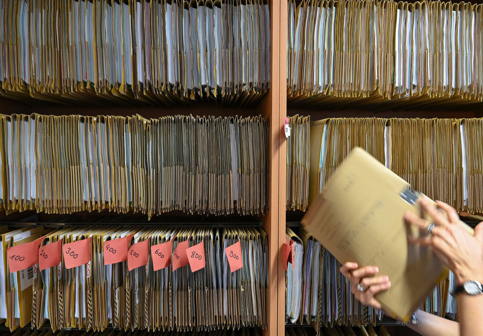 Bürokratie erfordert viel Schriftverkehr, der Gemeinde- und Städtebund sieht Kommunen regelrecht ausgebremst. (Symbolbild)