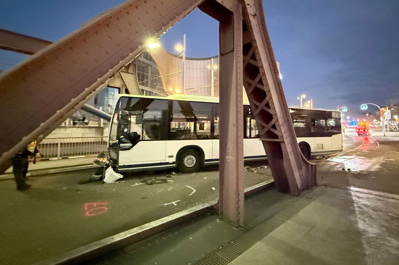 Noch am Abend wurde der Bus von Kräften einer Spezialfirma abgeschleppt.