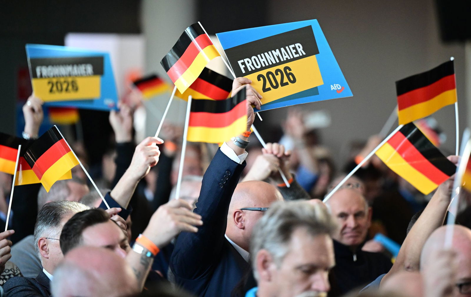 Viele Deutschlandfahnen wehten durch die Stadthalle Hechingen.