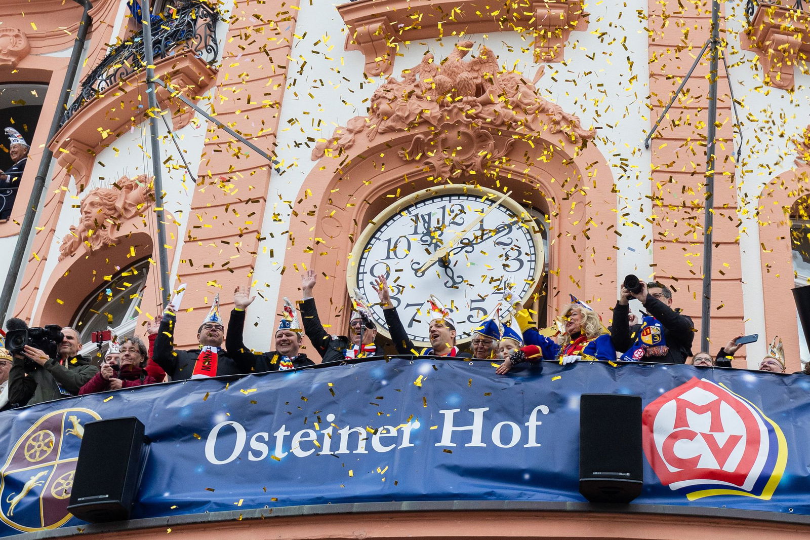 Die Närrinnen und Narren schunkeln in die fünfte Jahreszeit. (Archivbild)