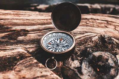 Kompass auf Holz