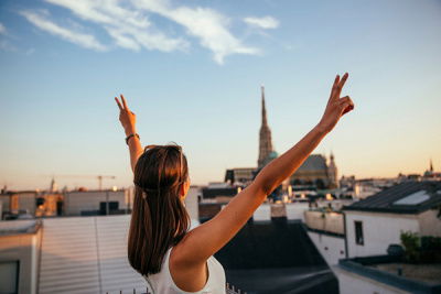 frau posed auf hochhausdach