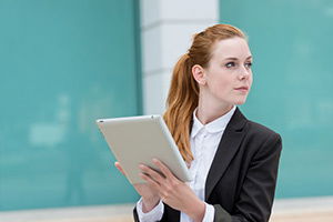 Frau mit Block schaut zur Seite