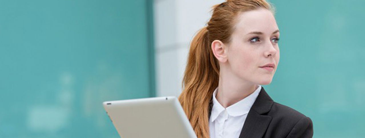 Frau mit Block schaut zur Seite