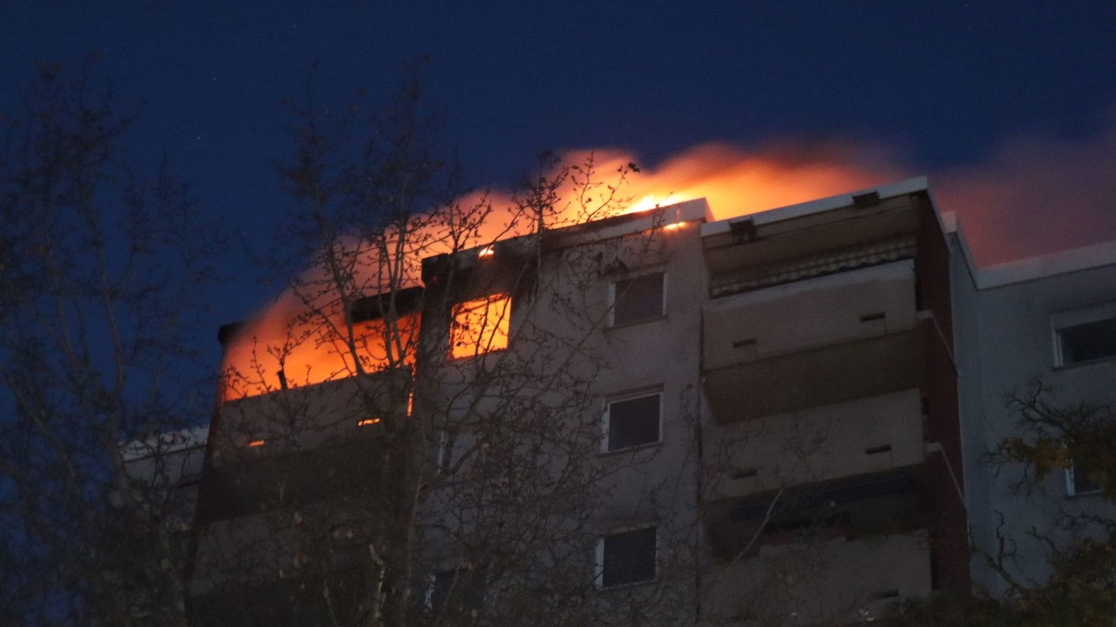 Der Brand war am frühen Morgen in einer Dachgeschosswohnung ausgebrochen. 