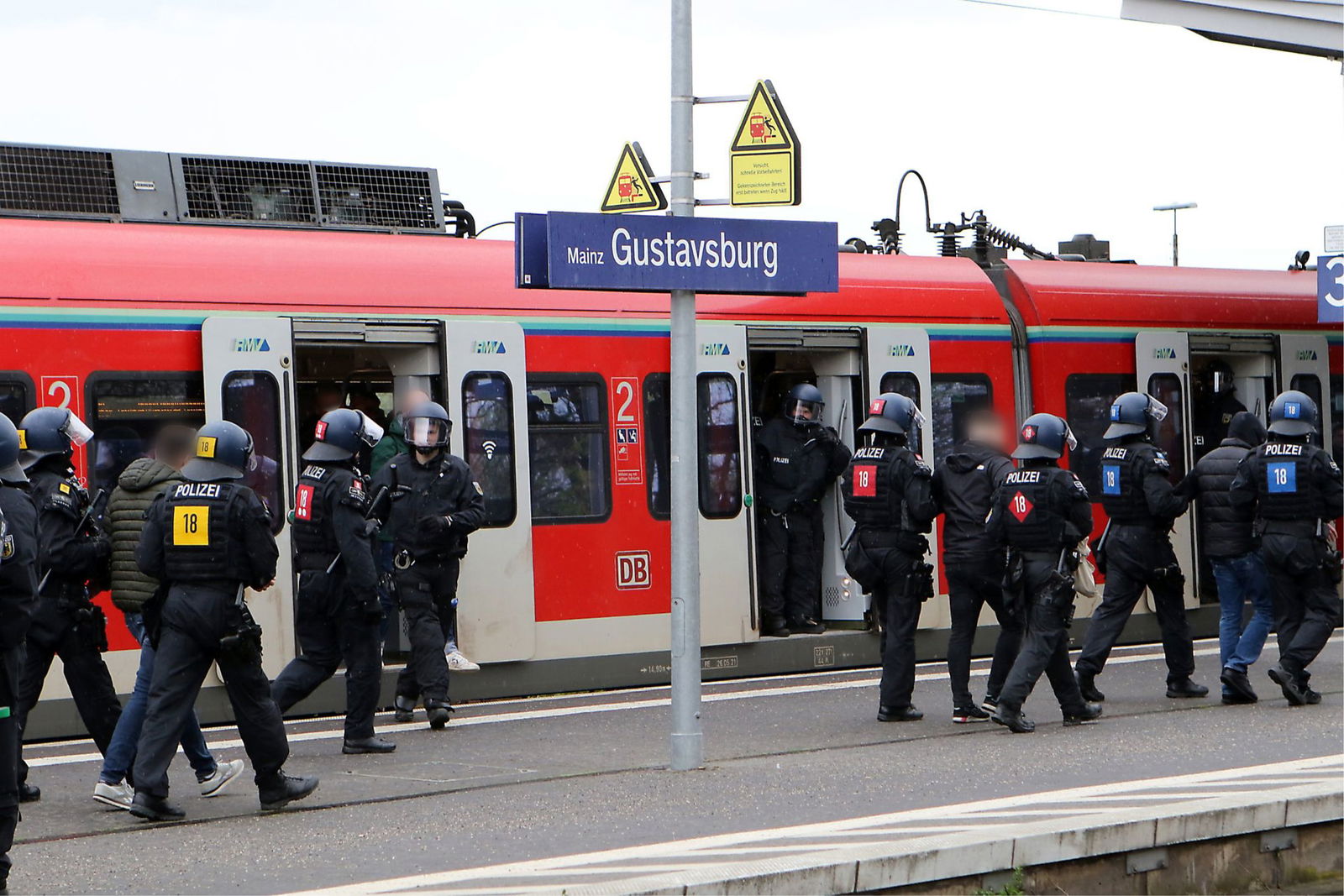 Fans des FSV Mainz 05 haben vor dem Spiel bei Eintracht Frankfurt einen Beamten tätlich angegriffen und verletzt.