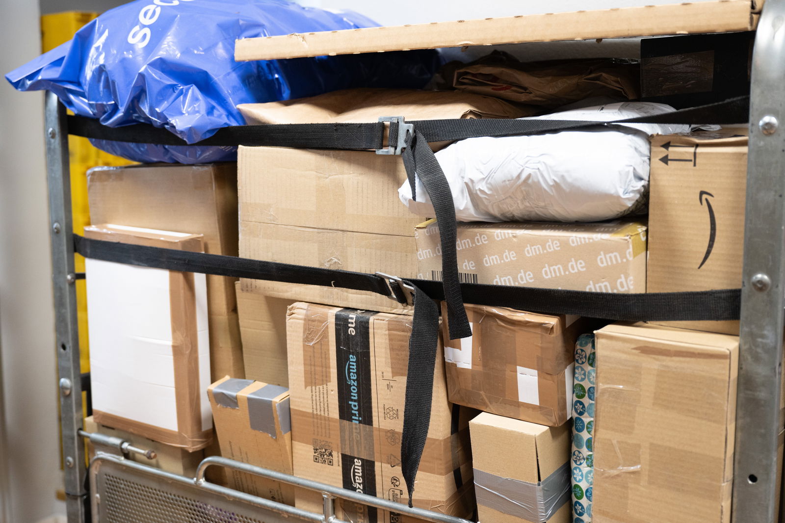 Retourenpakete auf einem Wagen gestapelt
