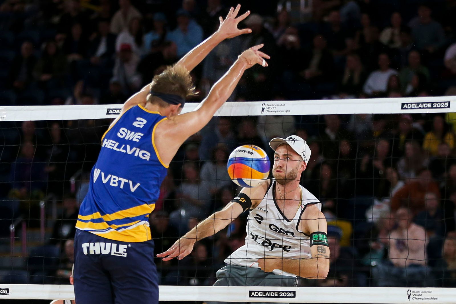 Der Schwede Jonatan Hellvig blockt Clemens Wickler (r) im WM-Halbfinale.