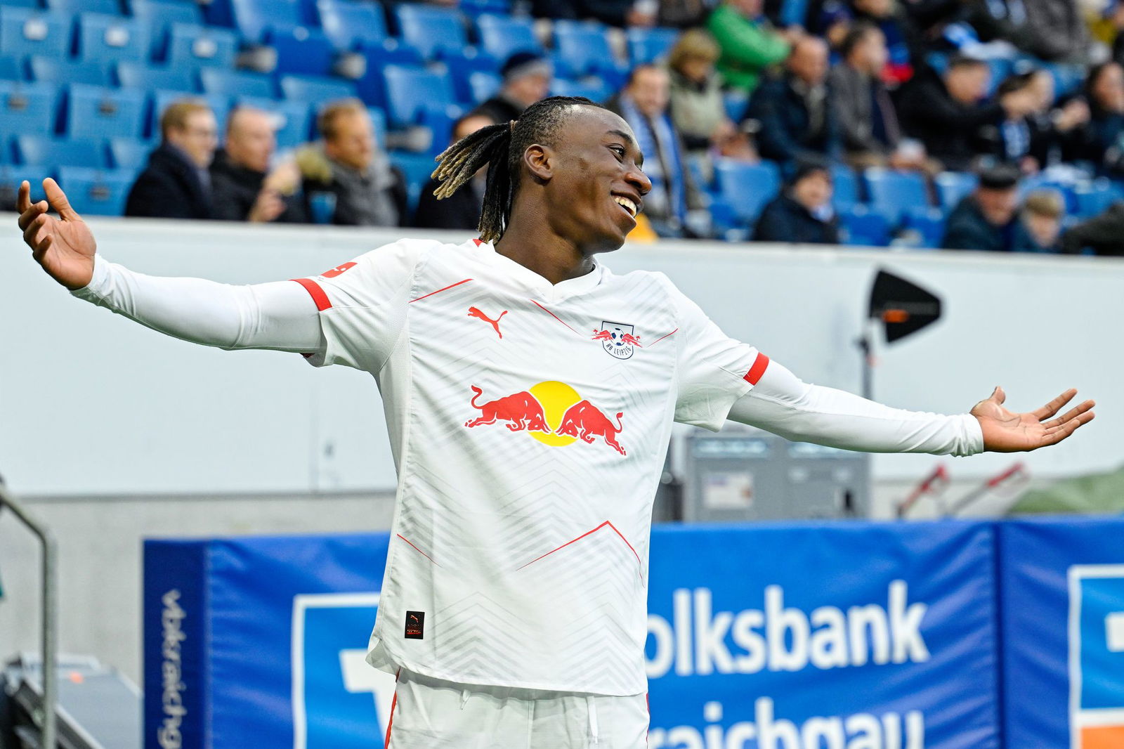 Yan Diomande jubelt über das 1:0 für Leipzig