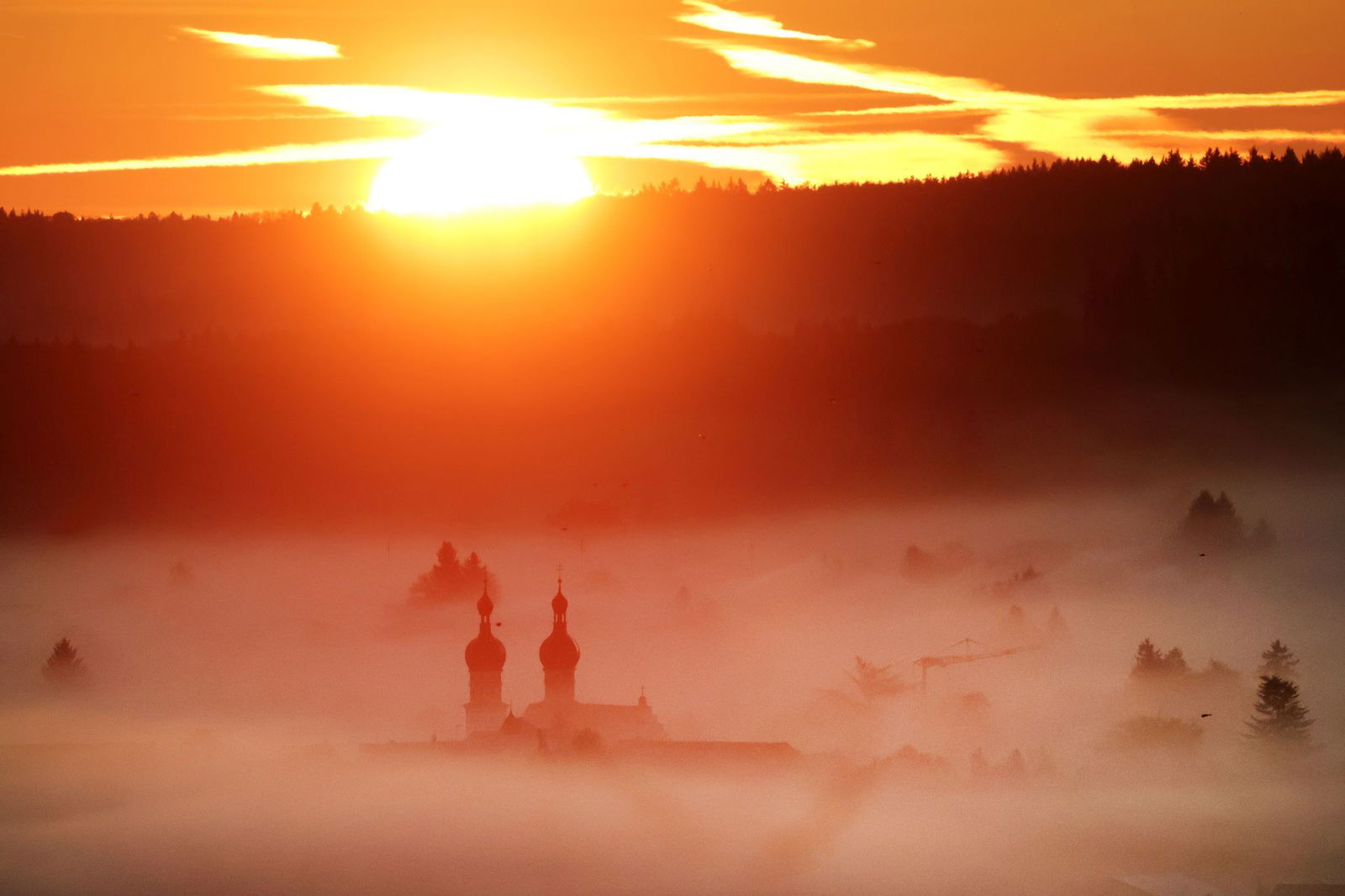 Die Sonne kommt laut Deutschem Wetterdienst in den kommenden Tagen nur in Höhenlagen durch. Weiter unten bleibt es für die meisten grau und neblig. (Archivbild)