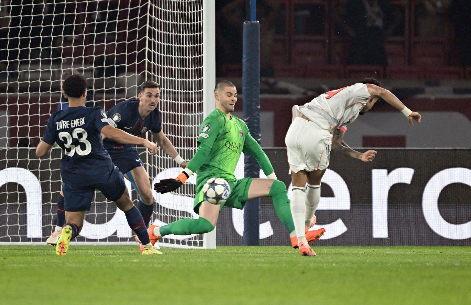 Luis Díaz (r) erzielt das frühe 1:0 für Bayern.