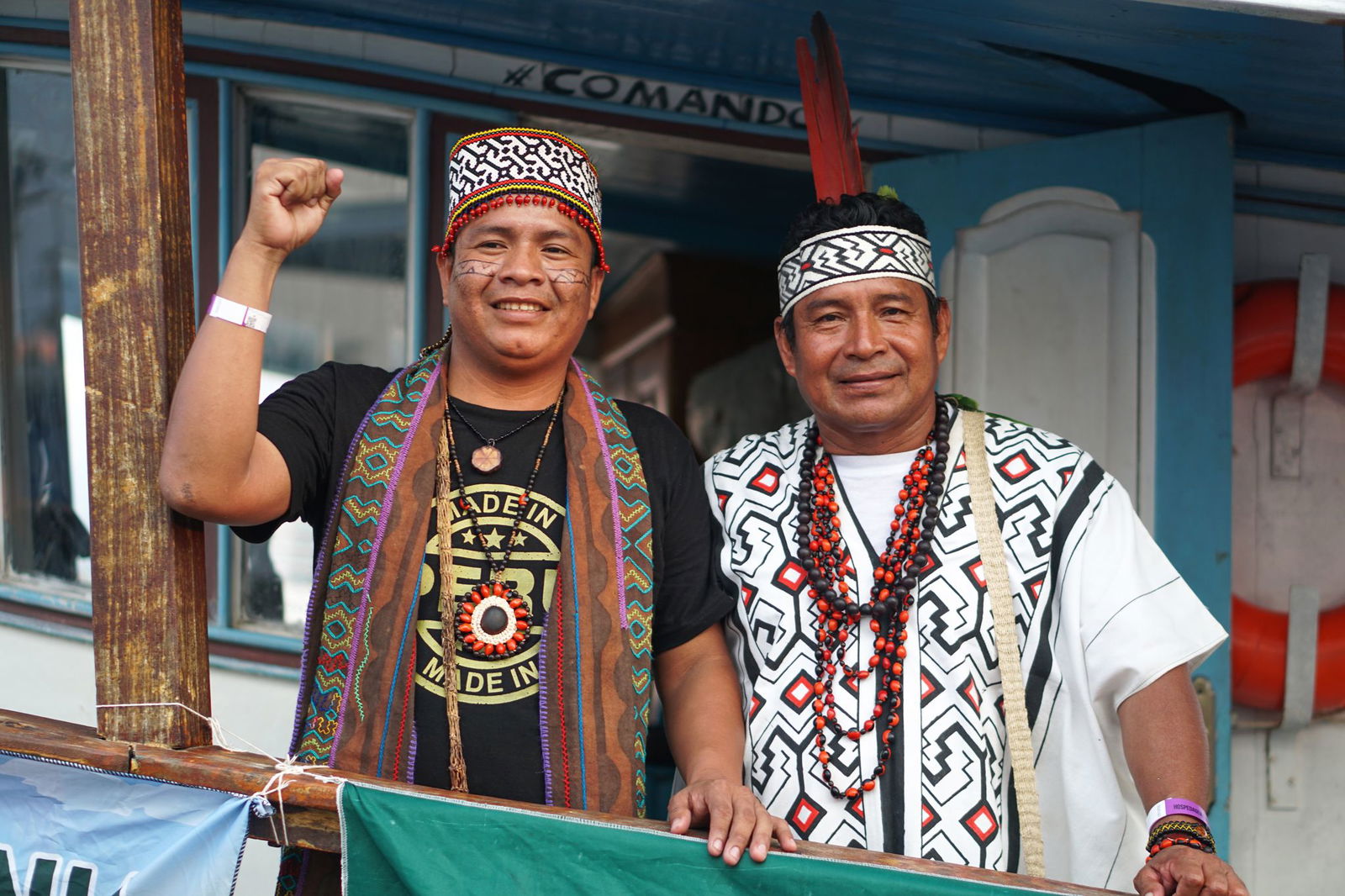 Vieler indigene Vertreter tragen traditionelle Gewänder und Kopfschmuck.