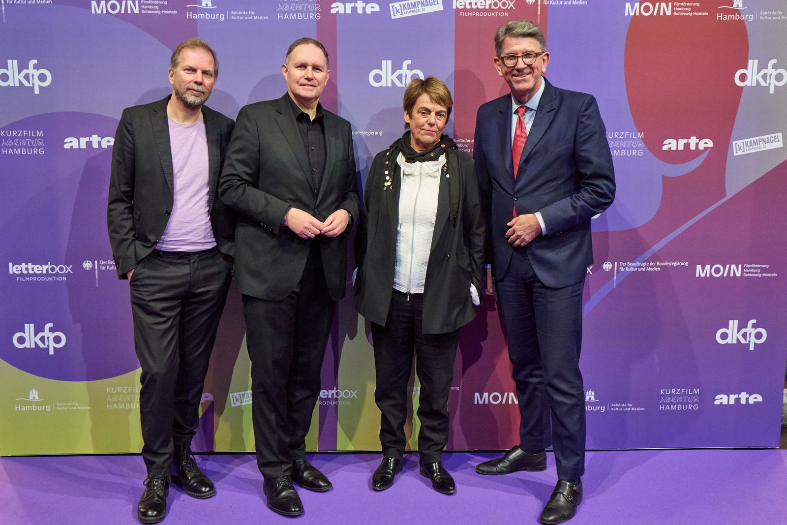 Auch Kulturstaatsminister Wolfram Weimer (rechts) kam zur Verleihung. Neben ihm von links nach rechts: Helge Albers, Geschäftsführer der Moin Filmförderung Hamburg Schleswig-Holstein, Kultursenator Carsten Brosda (SPD) und Amelie Deuflhard, Leiterin des …
