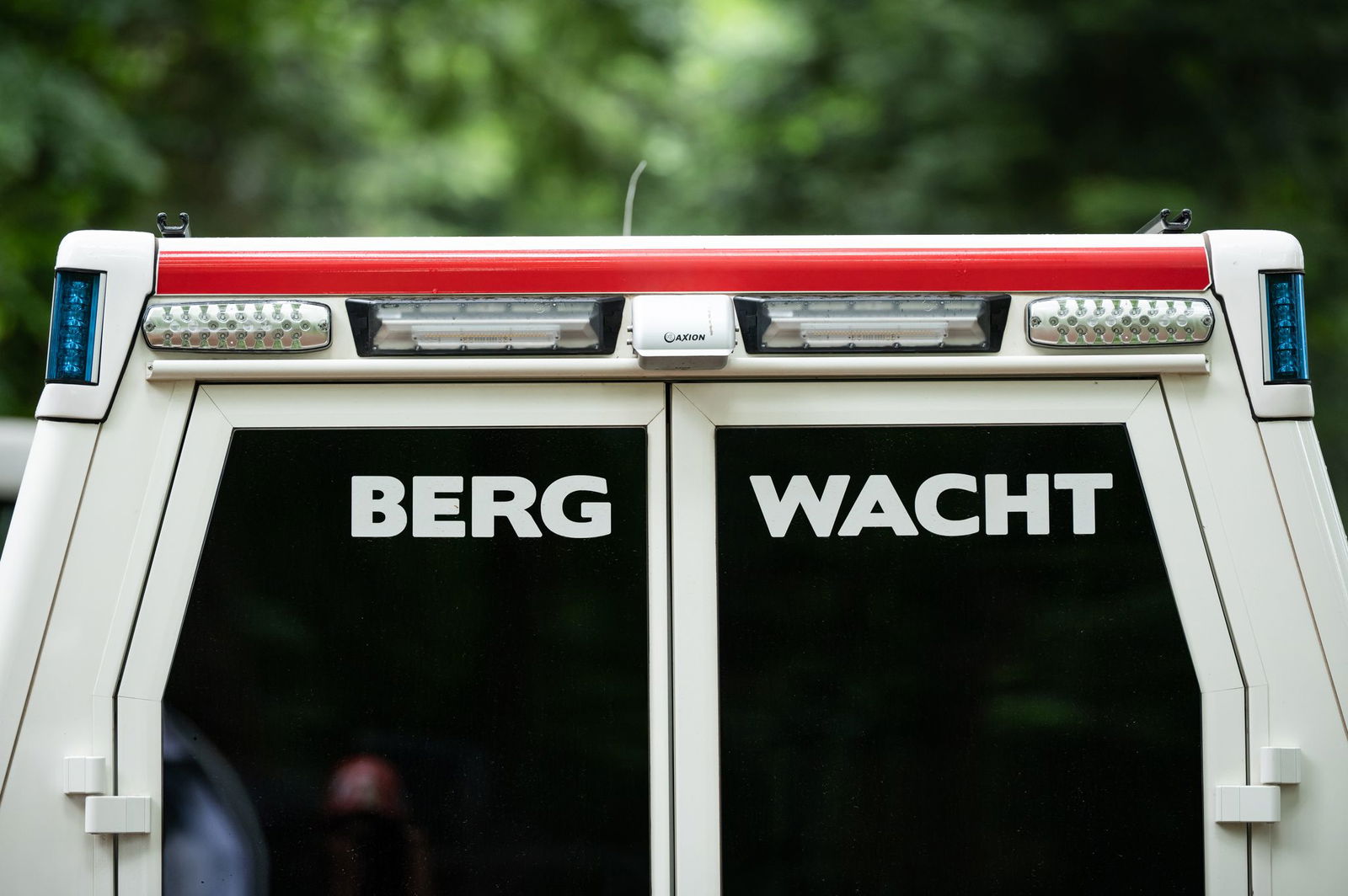 Ein Bergwacht-Fahrzeug ist bei Feldberg in den Gegenverkehr geraten. (Symbolbild)