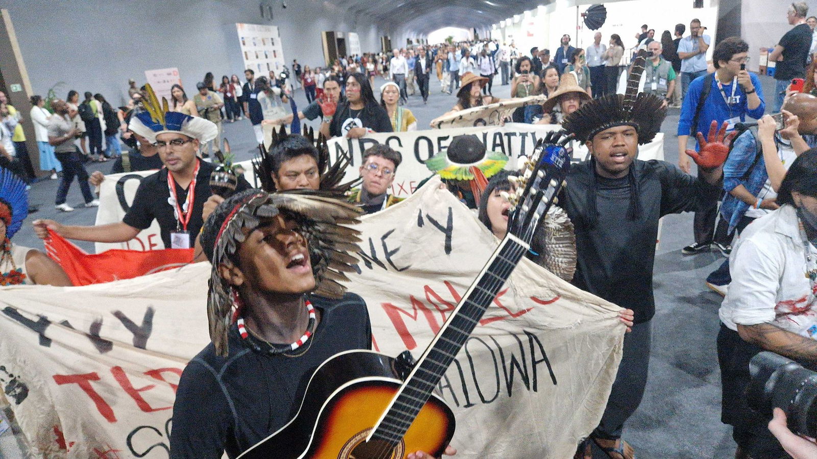 In der finalen Phase der Klimakonferenz machen Aktivisten noch einmal Druck. 