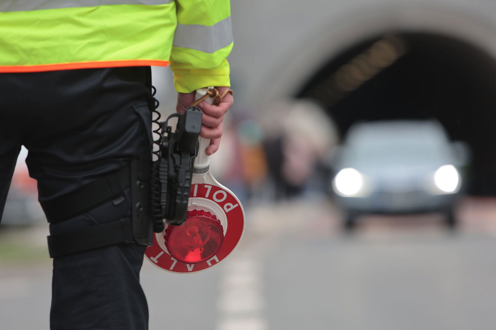 Die Beamten stellen mehrere Verstöße fest. (Symbolbild)