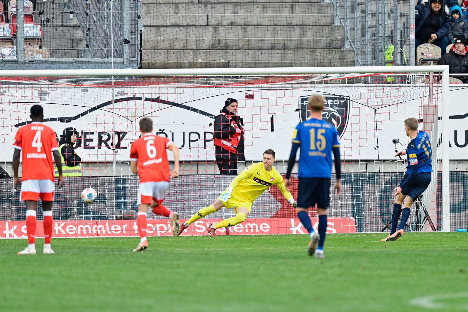 Alexander Bernhardsson (r.) trifft per Elfmeter für Kiel