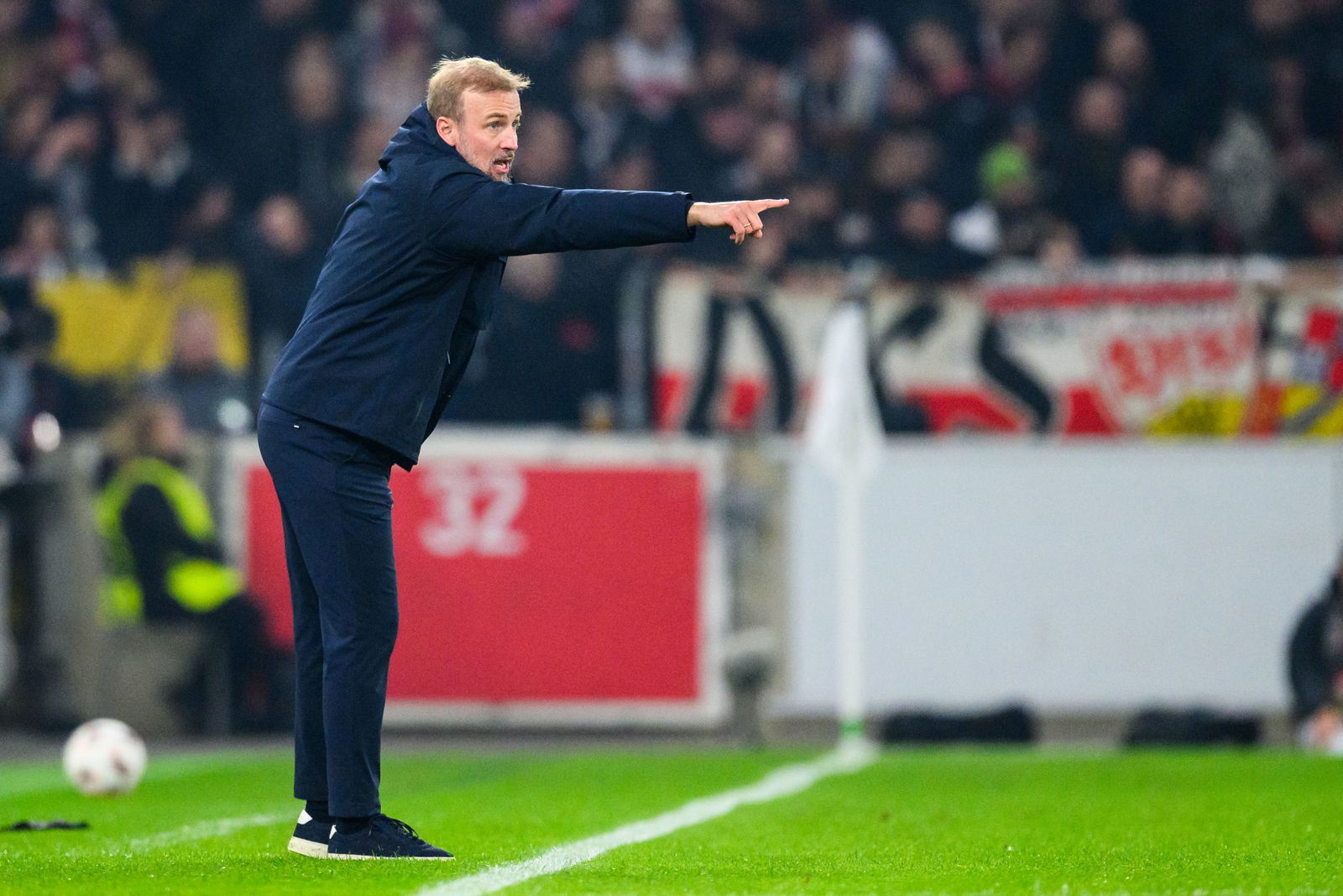 Sebastian Hoeneß versuchte seine Elf zu dirigieren.