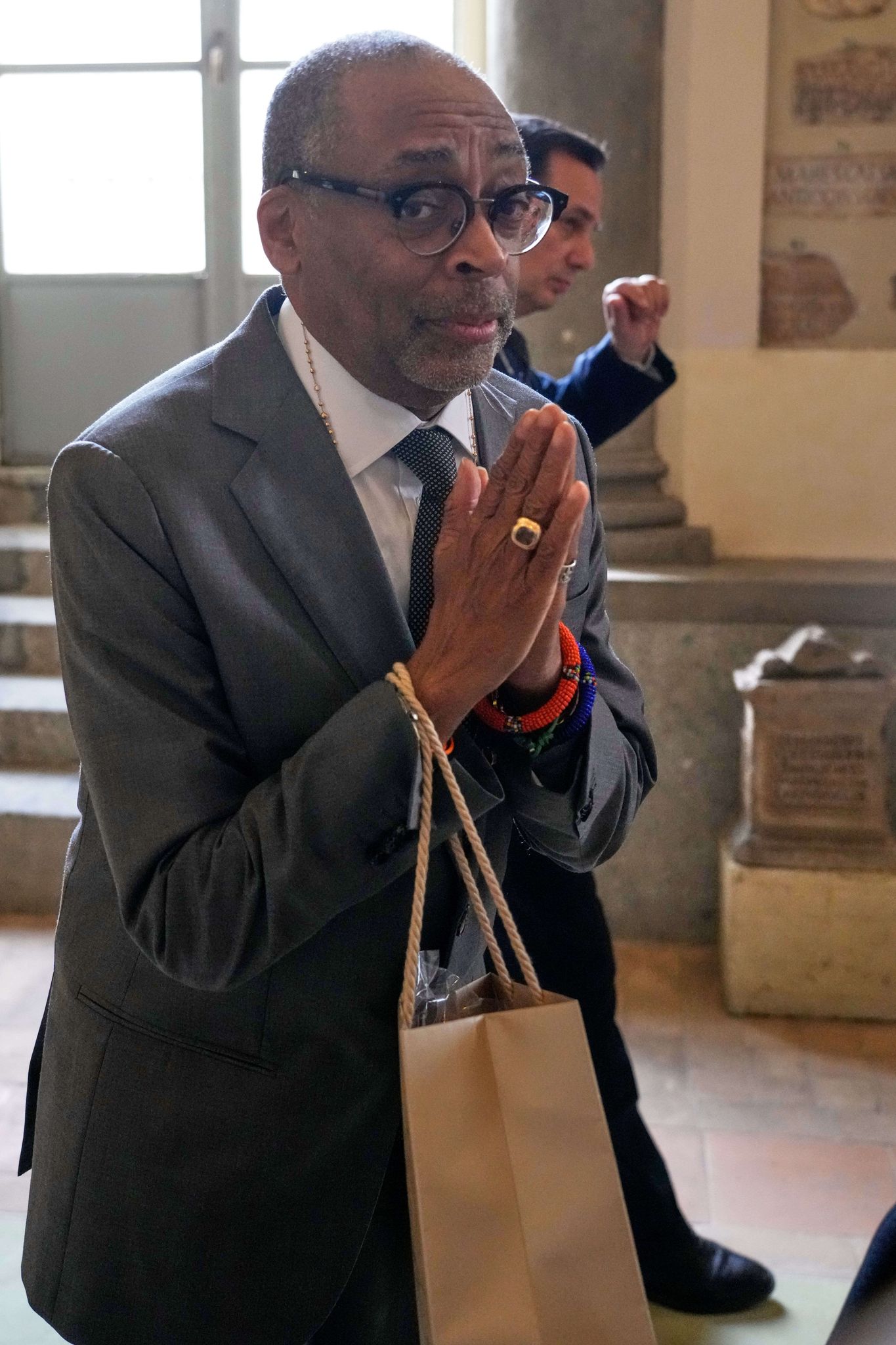 Filmregisseur Spike Lee verlässt nach einer Audienz beim Papst den Vatikan.