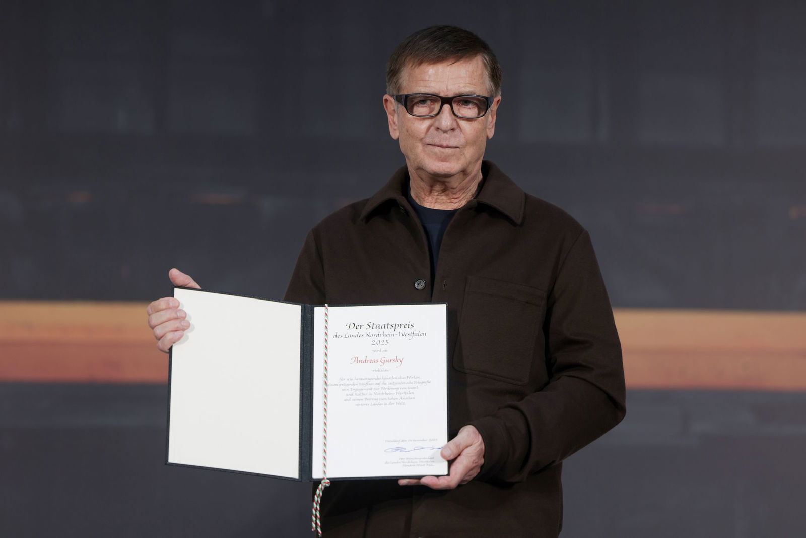 Fotokünstler Andreas Gursky hat die höchste Auszeichnung des Landes NRW erhalten.