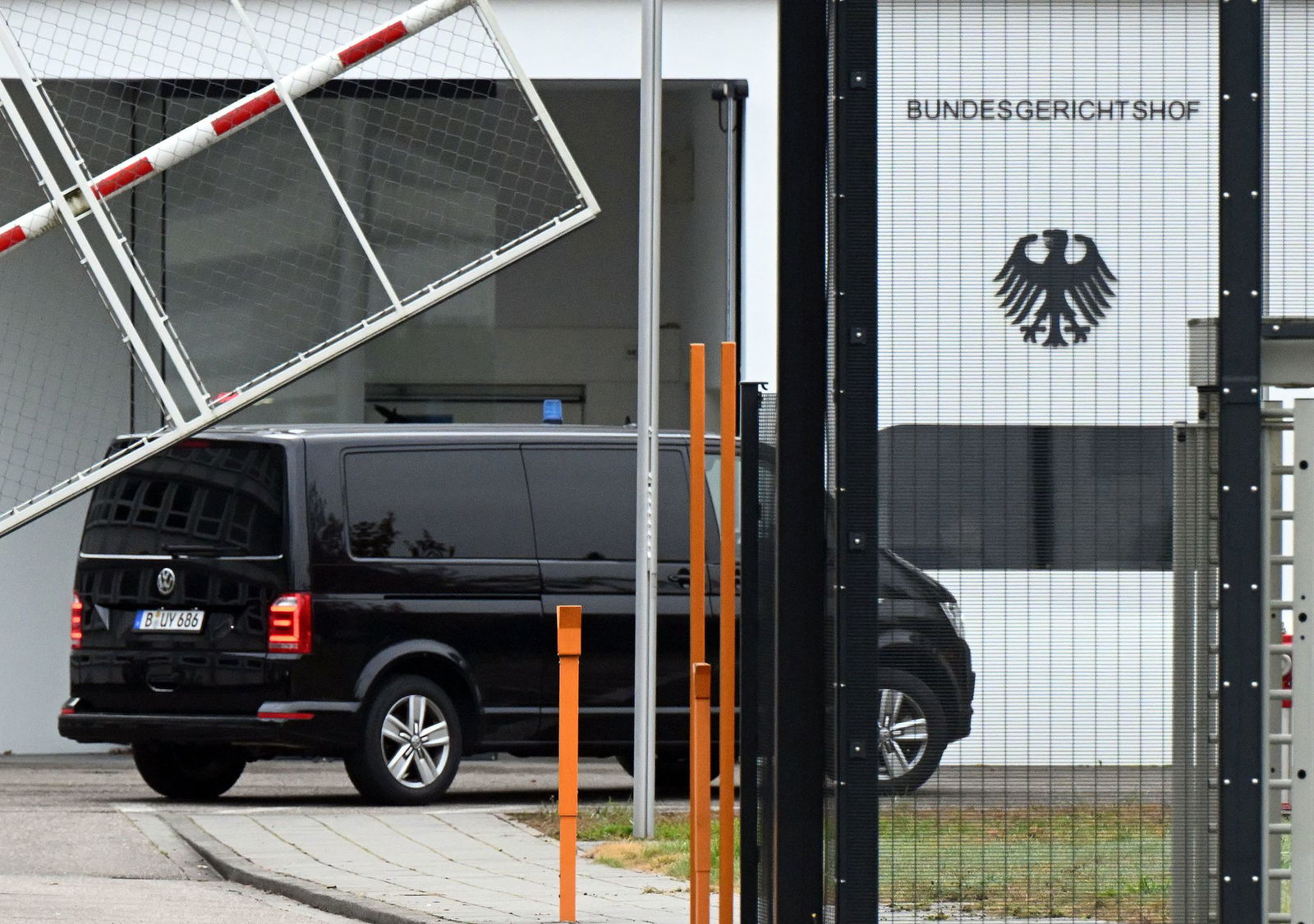 Der Beschuldigte wurde zum Ermittlungsrichter des BGH nach Karlsruhe gebracht.