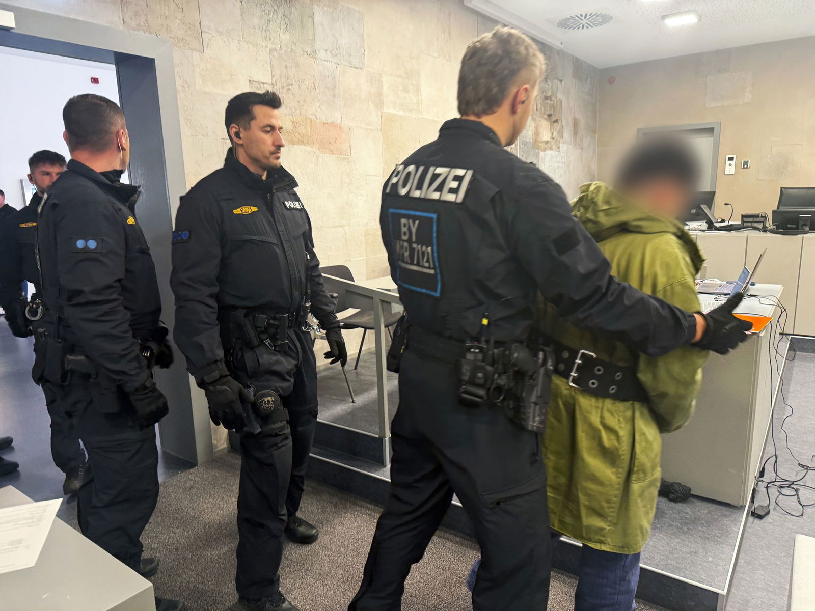 Der Angeklagte aus dem Breisgau räumte die Vorwürfe zum Prozessauftakt ein.