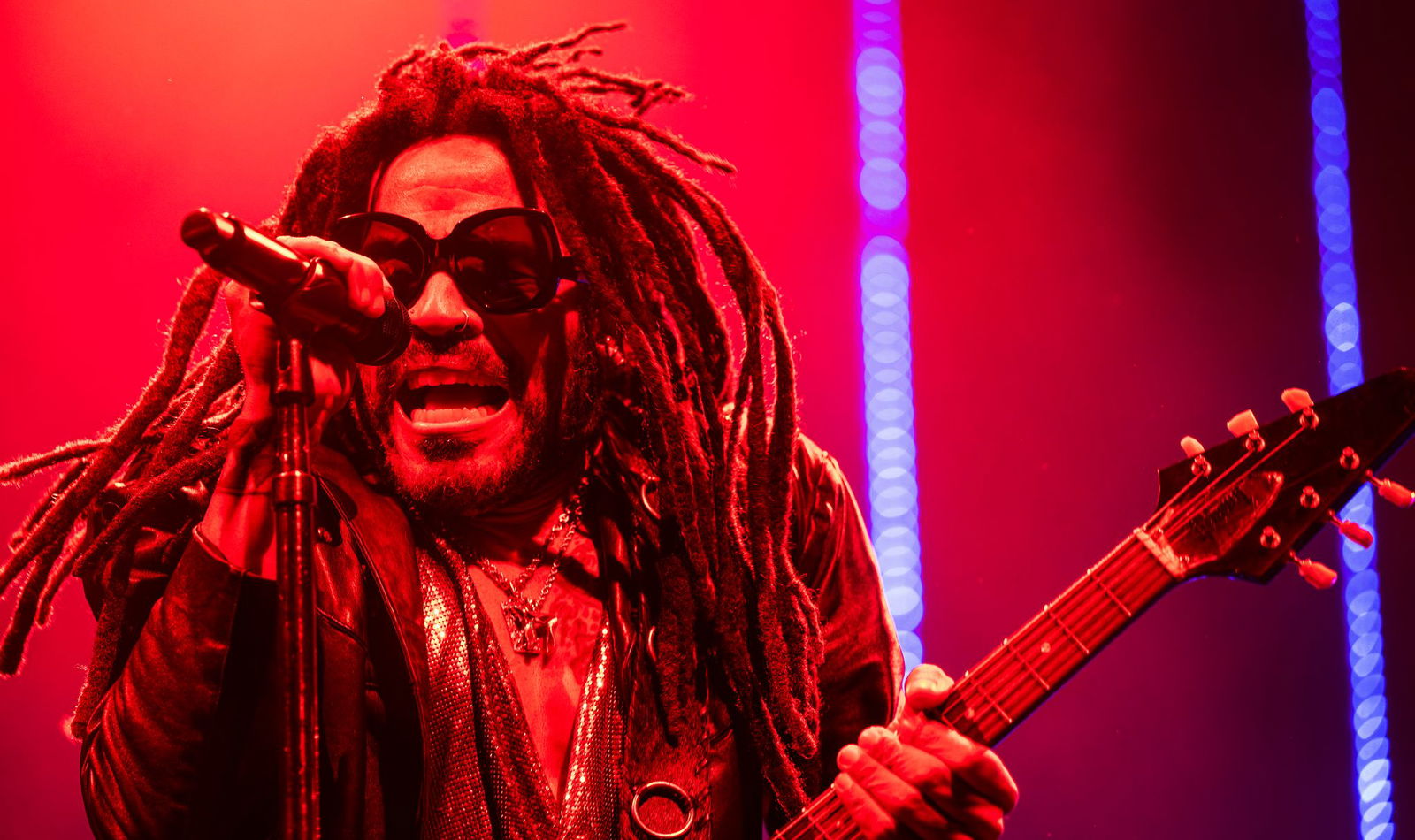 Zwischendurch trug er die Haare auch kurz, doch momentan gehören Dreadlocks fest zum Look von US-Rocker Lenny Kravitz dazu. (Archivbild)