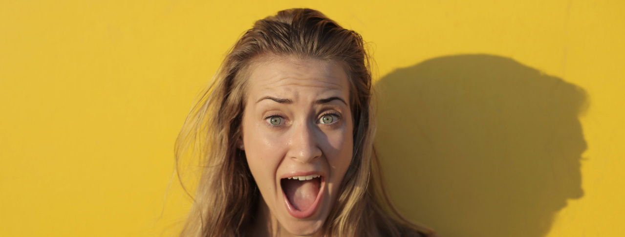 Frau schaut richtig überraschend mit offenem Mund