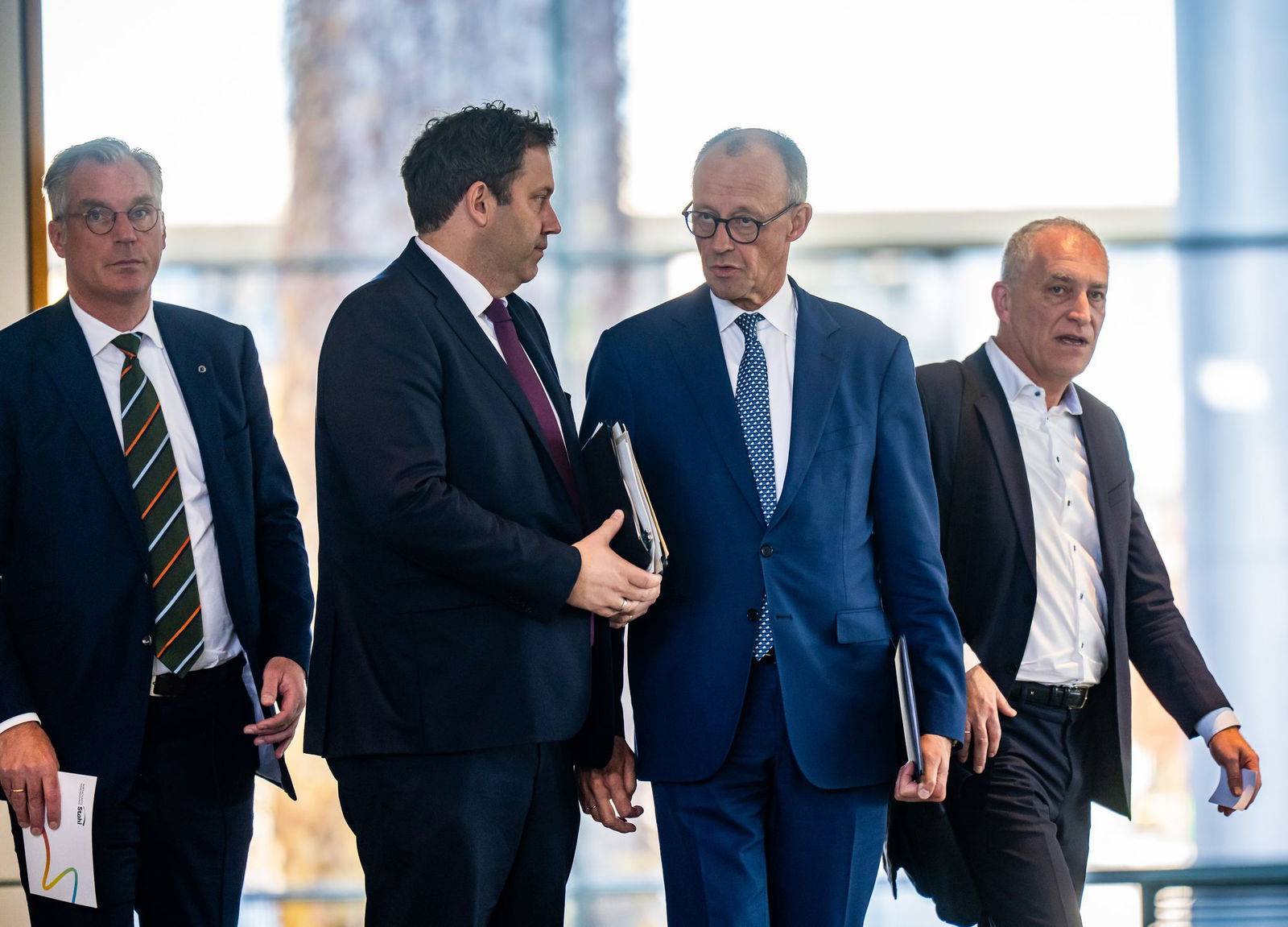 Die Stahlindustrie ist laut Bundeskanzler Merz in einer «existenzbedrohenden Krise». Bei einem «Stahlgipfel» im Kanzleramt ging es um Gegenmaßnahmen. 