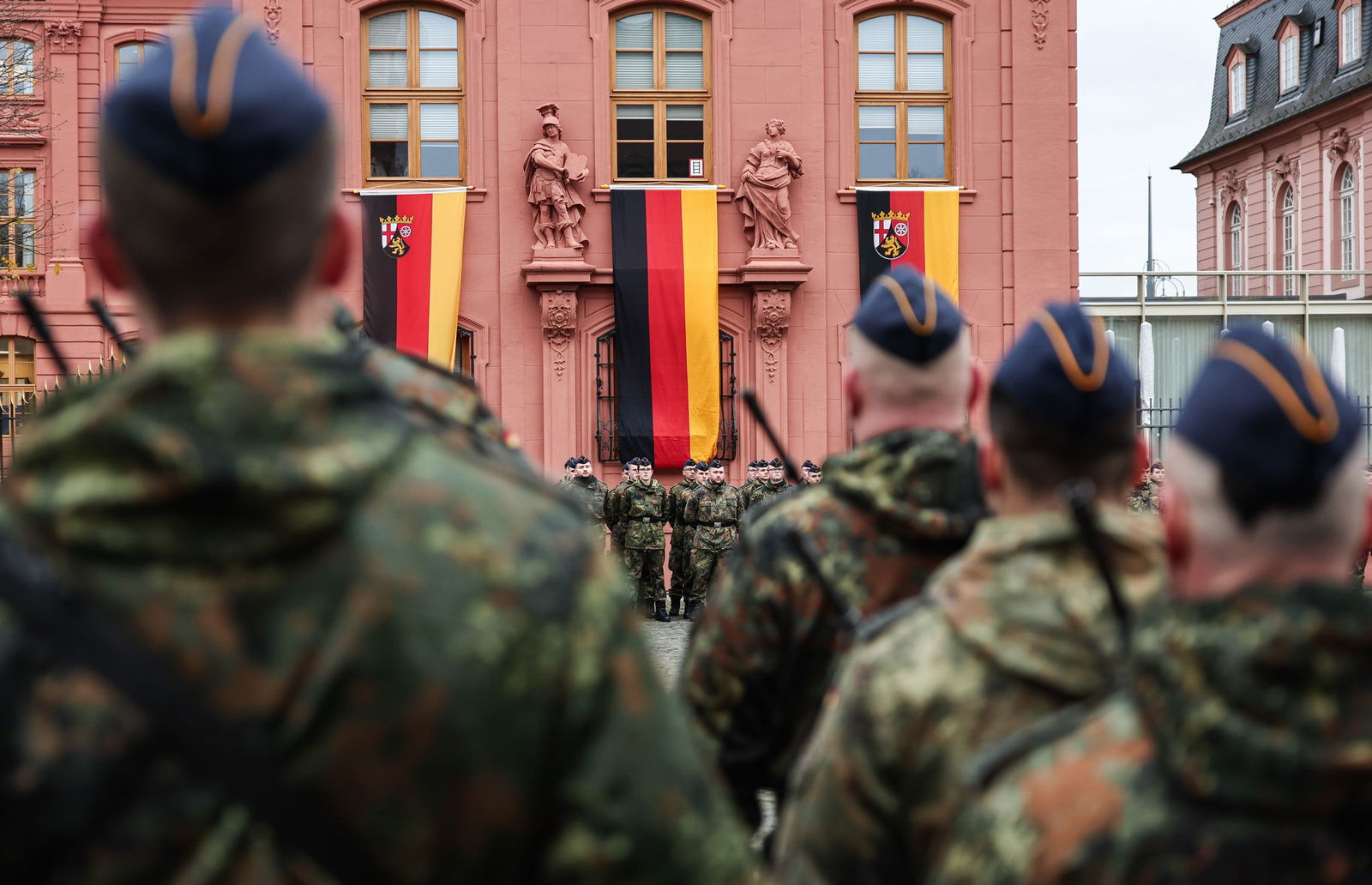 Im Blick hatten die Rekruten bei dem Gelöbnis das historische Mainzer Deutschhaus, den Sitz des Landtags von Rheinland-Pfalz. 