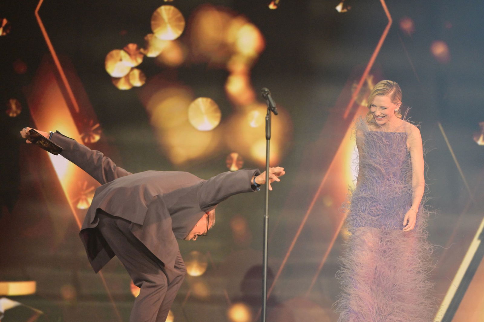 Laudator Götz Otto verneigt sich von Cate Blanchett.