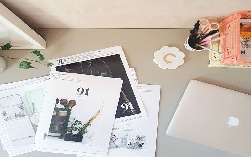 Schreibtisch von oben mir Büromaterial