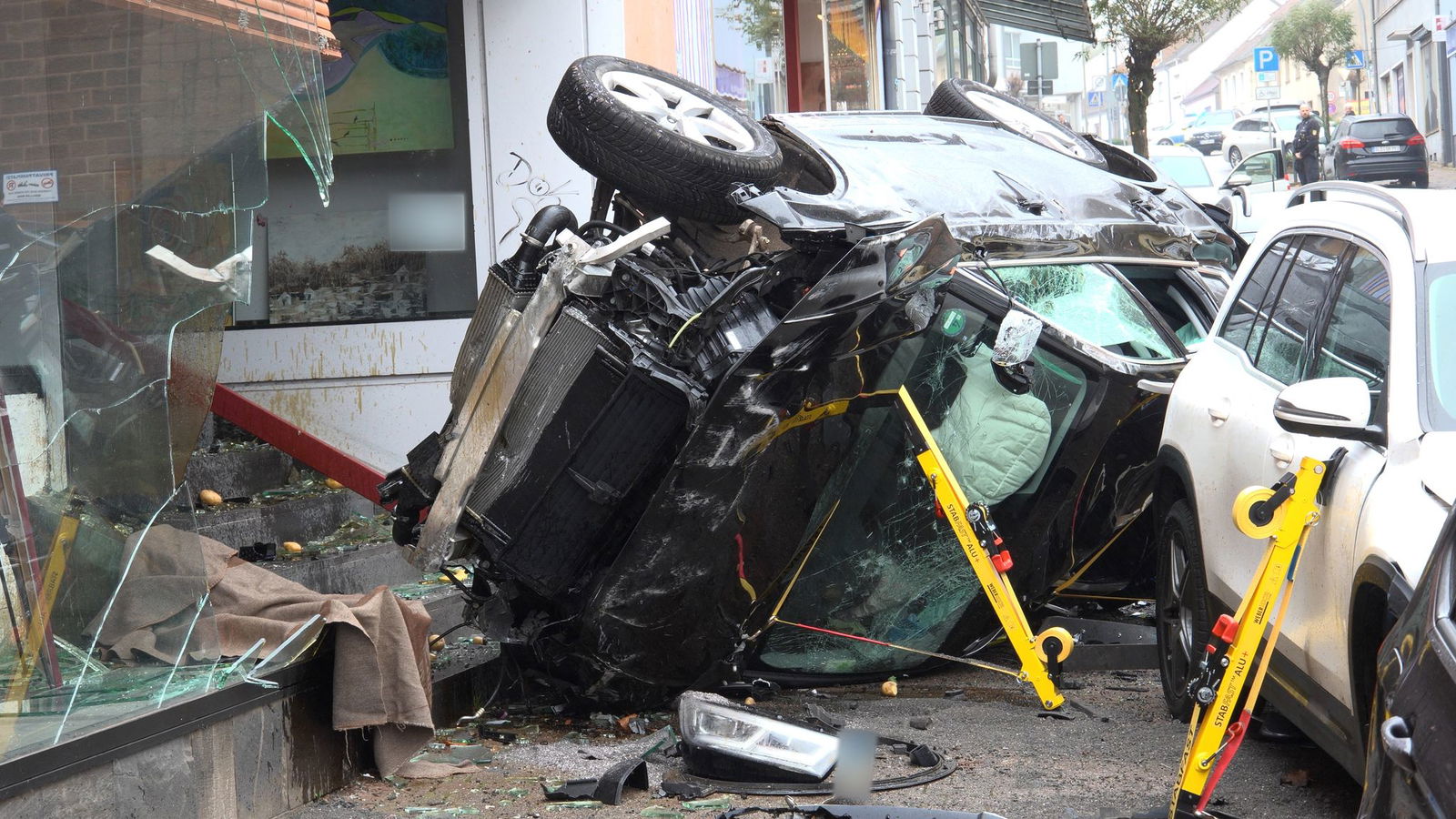 Der Wagen des 83-Jährigen blieb im Eingangsbereich eines Gebäudes liegen. 