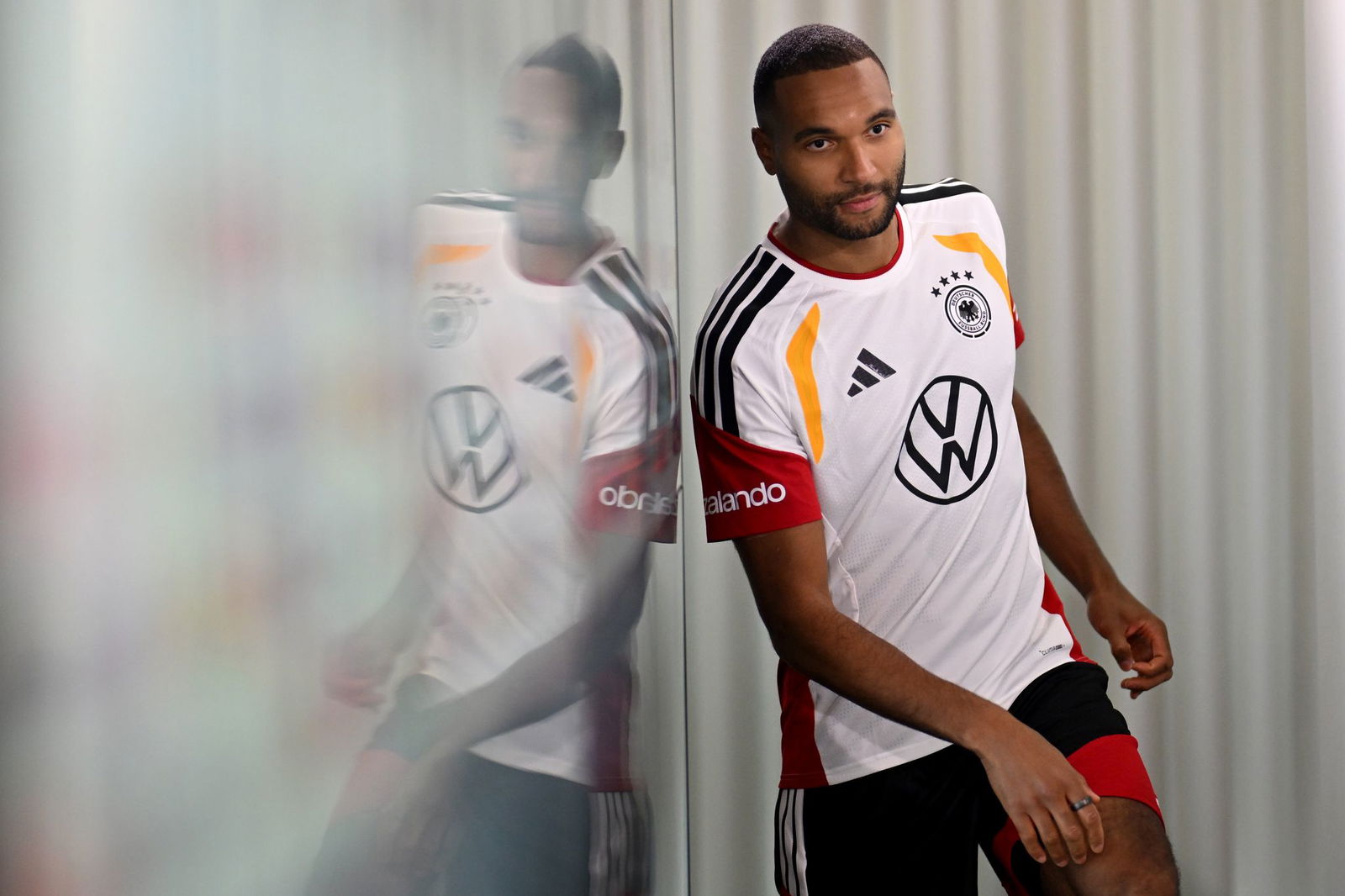 Schwungvoll betritt Tah das DFB-Podium. 