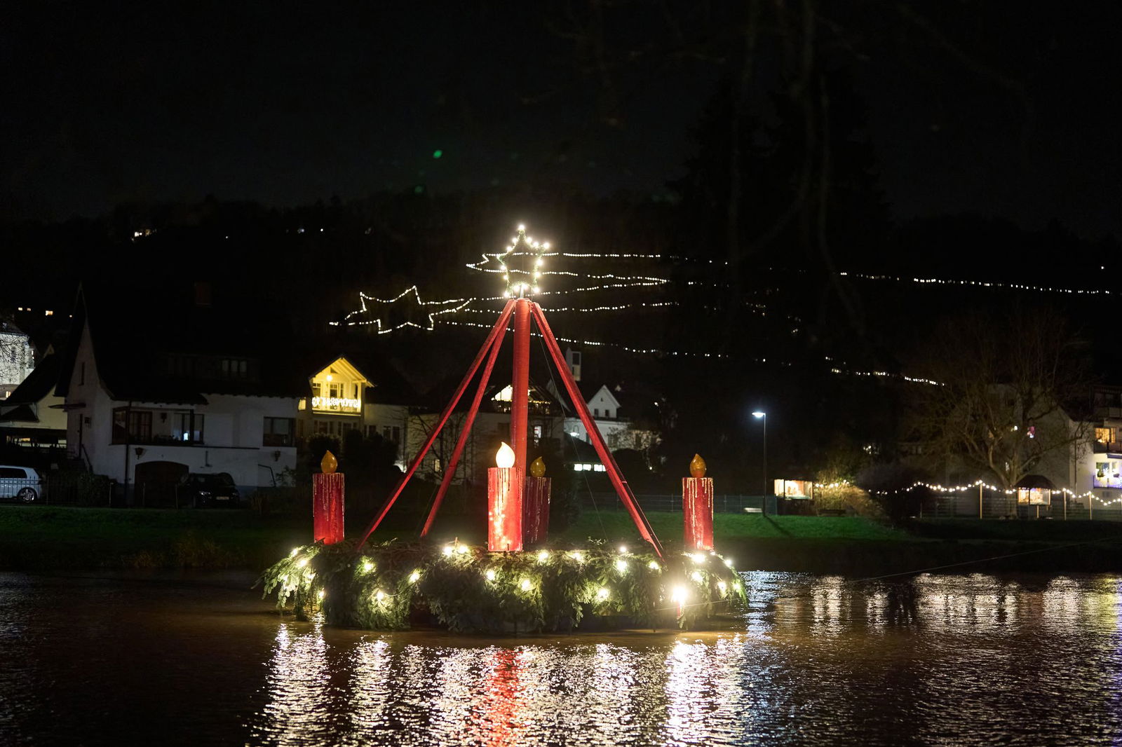 In der Weihnachtszeit wird aus dem Ort Waldbreitbach ein ganzes Weihnachtsdorf - auch auf dem Wasser. (Archivbild)