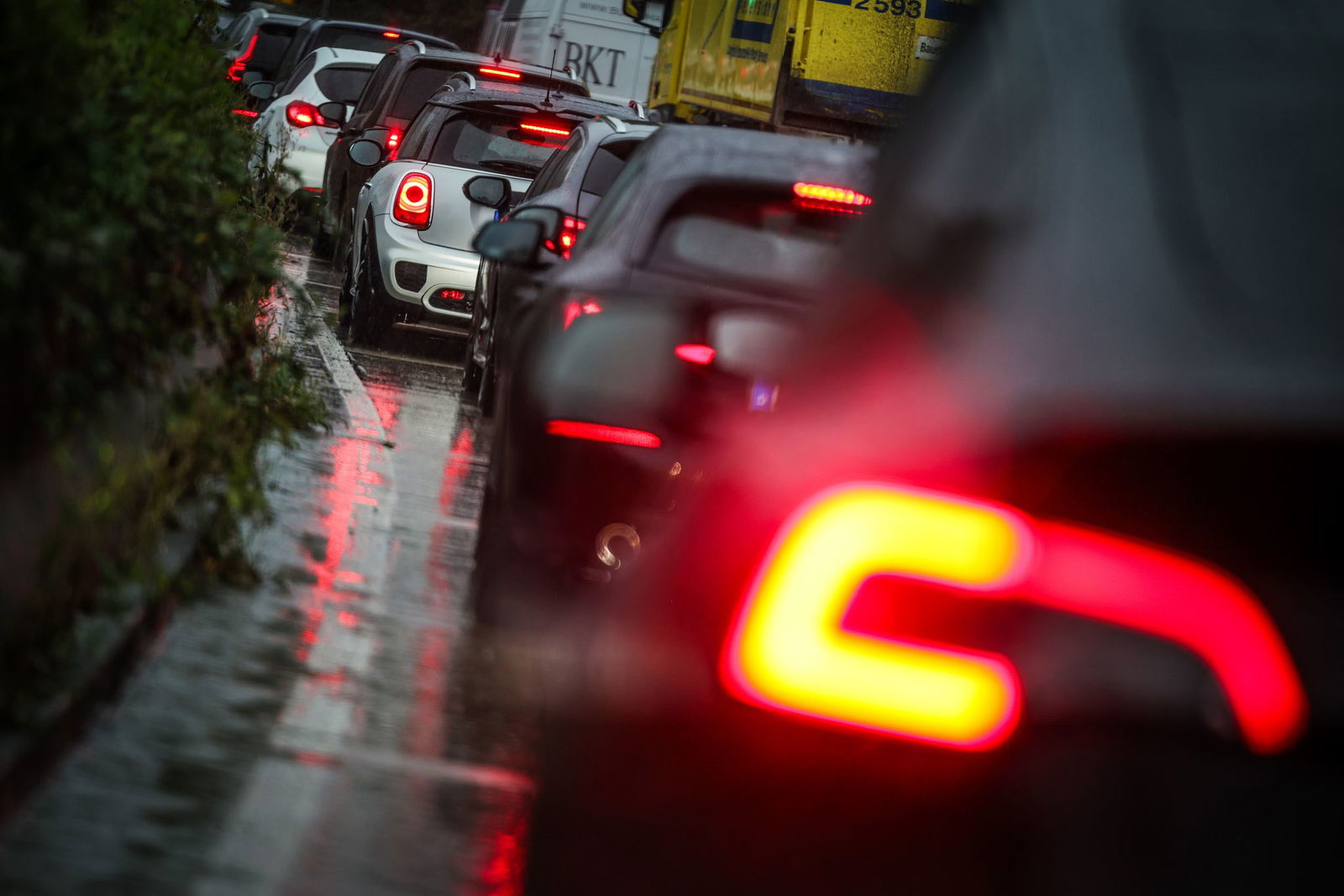 Wegen der Panne eines Lastwagens können Autofahrer auf der B37 nur noch auf einer Spur fahren. (Symbolbild)
