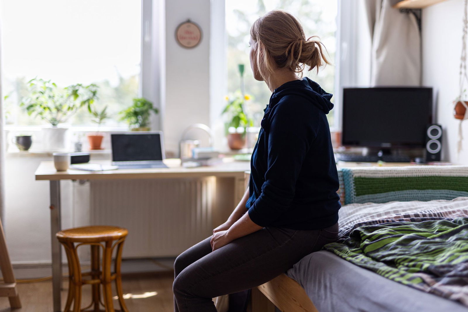 Nach Ansicht von Experten können vor allem soziale Treffpunkte helfen, Einsamkeit zu lindern. (Symbolbild)