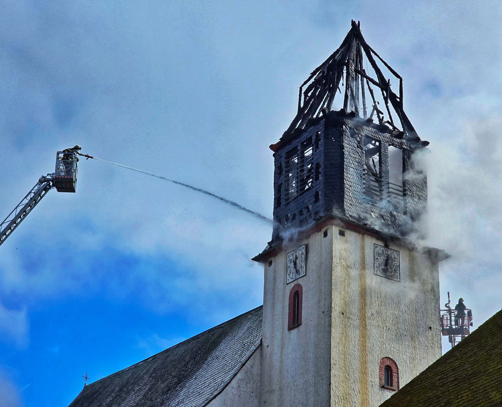 Kirche nach Brand weiter gesperrt – Ursache bleibt offen.