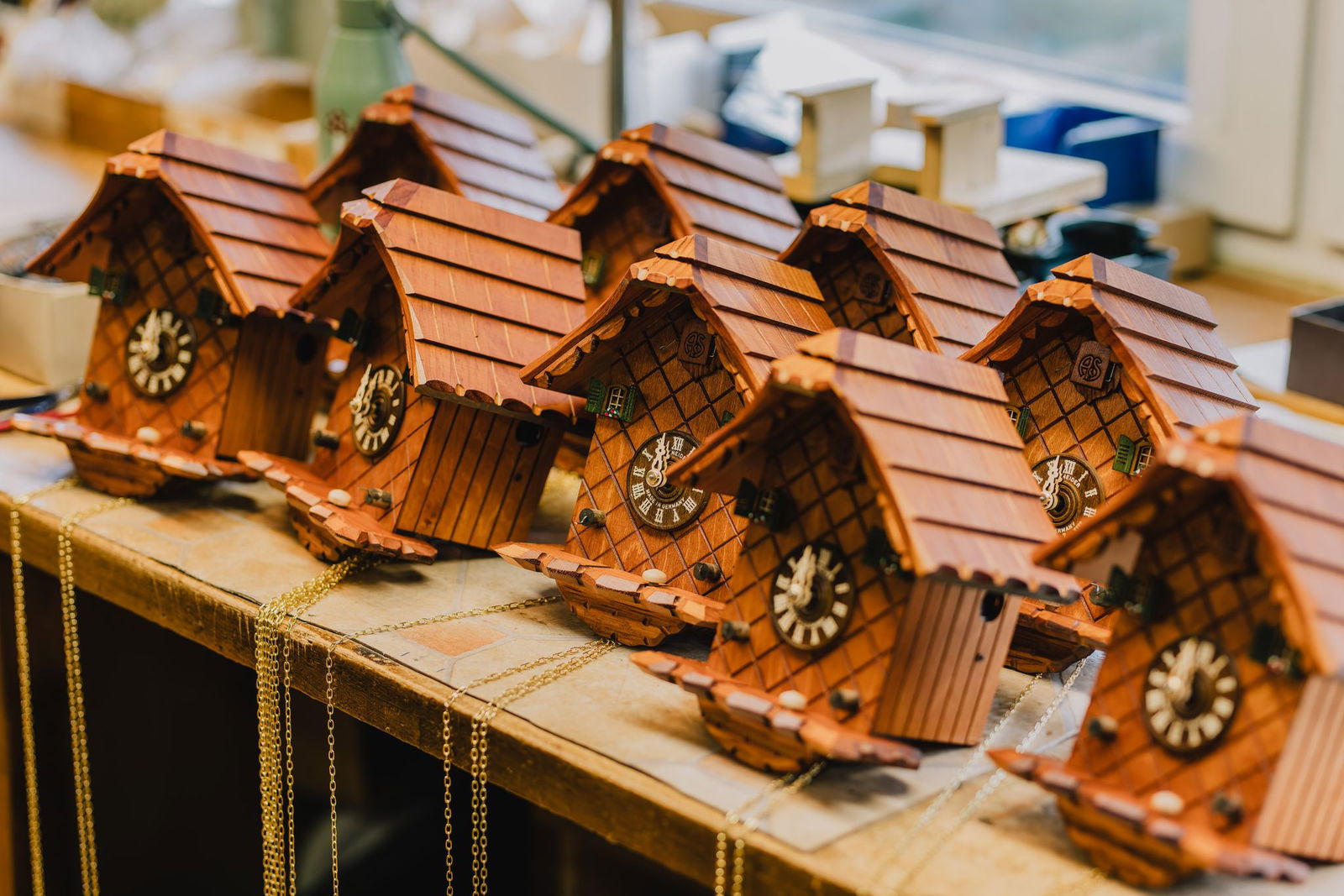 Zu einer traditionellen Kuckucksuhr gehören auch Gewichte. 