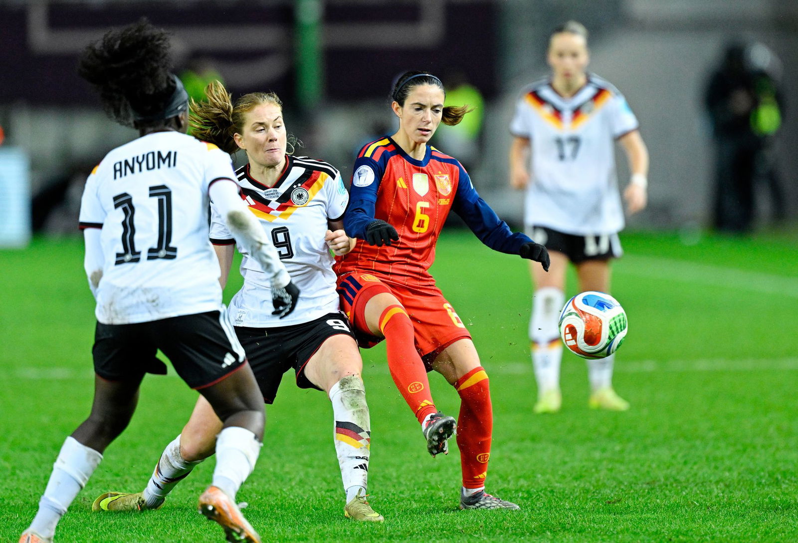 Entzaubert: Spaniens Weltfußballerin Aitana Bonmatí (in Rot).