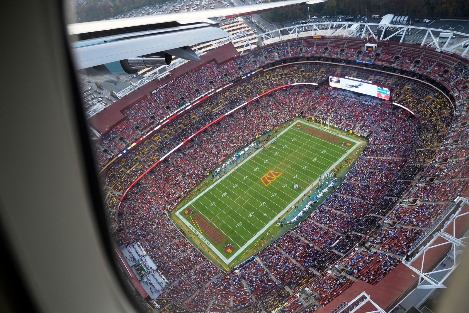 Blick aus der Air Force One beim Tiefflug über dem Stadion der Washington Commanders.