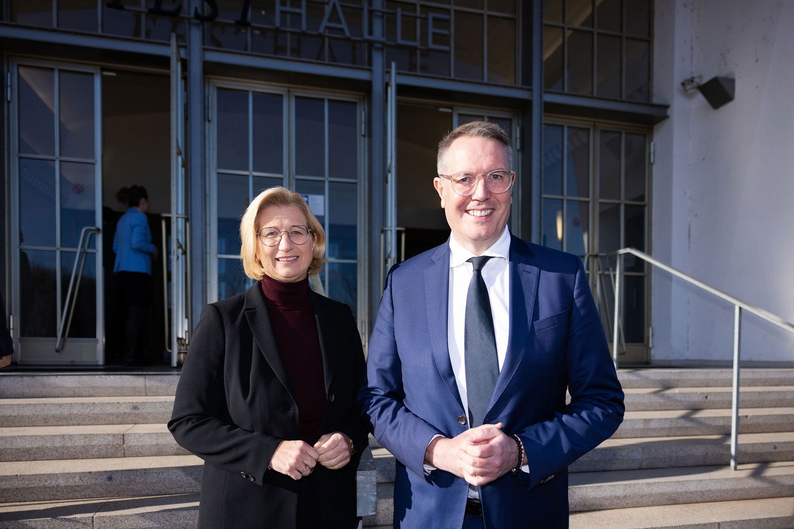 Rehlinger (l) und Schweitzer fordern eine schnelle Entlastung hochverschuldeter Kommunen in ihren Bundesländern.