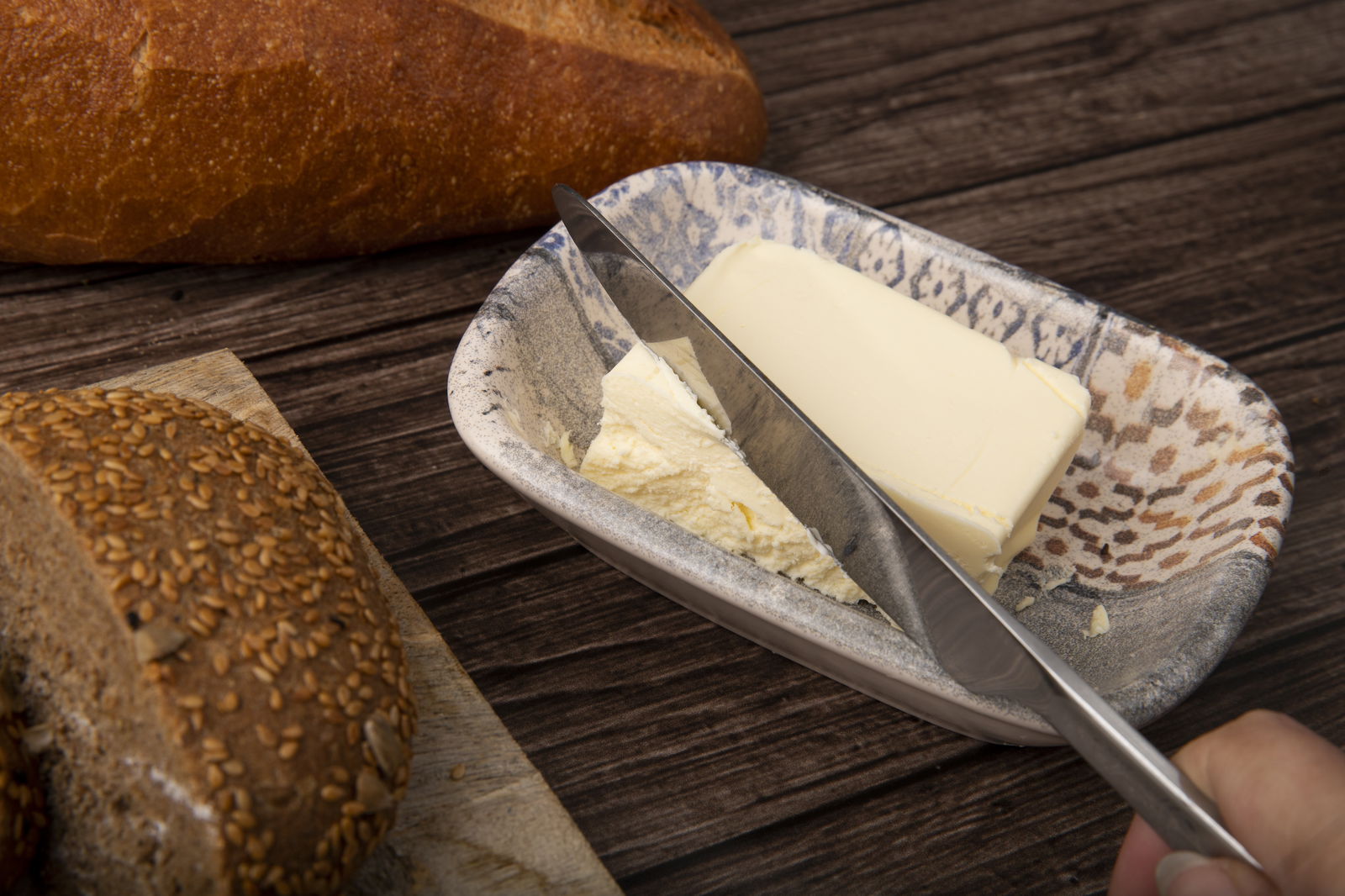 Butter wird mit einem Messer geschnitten