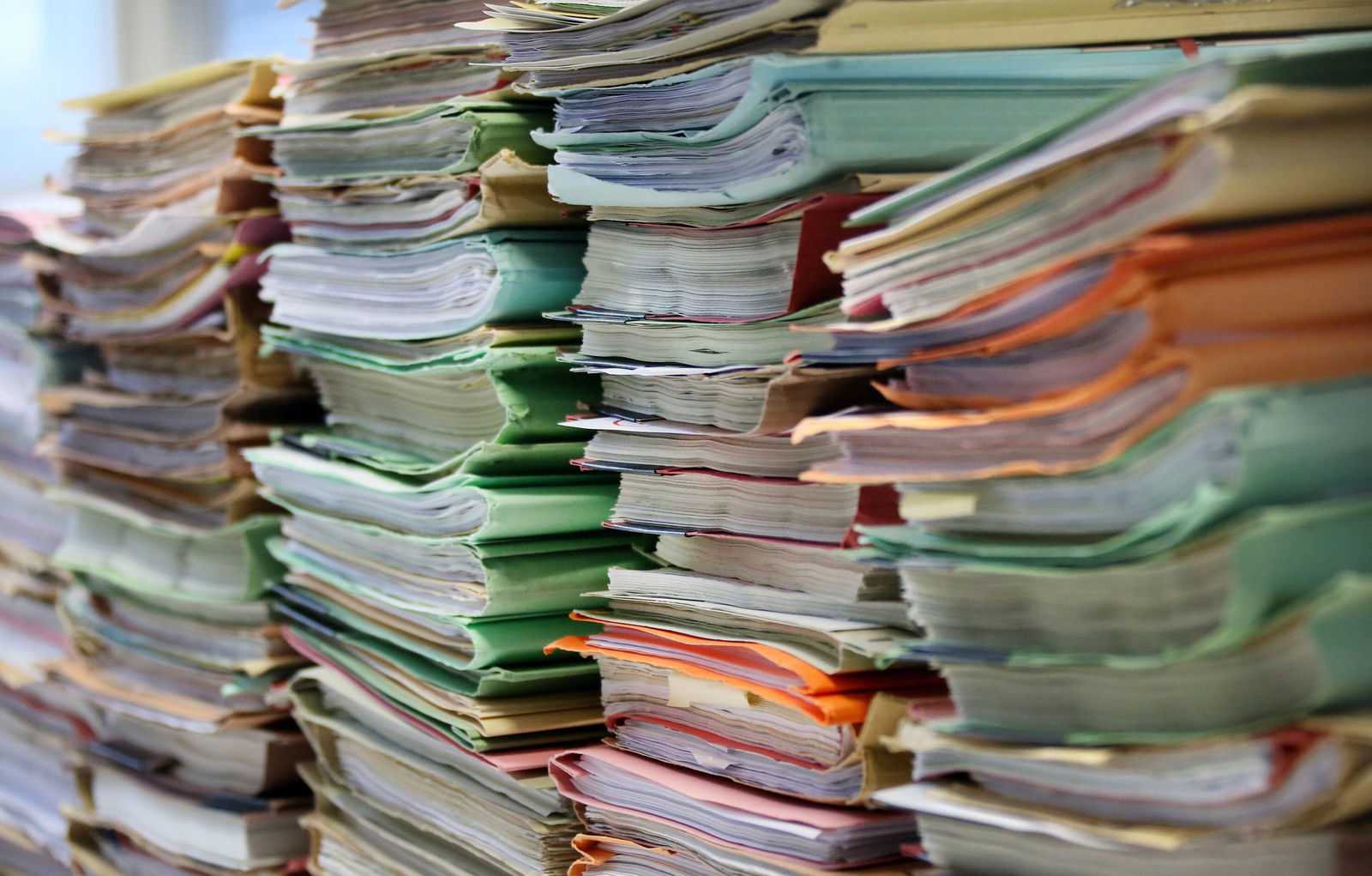 Mit der E-Akte sind schon mal die allermeisten Aktenstapel in der Justiz verschwunden. (Archivbild)