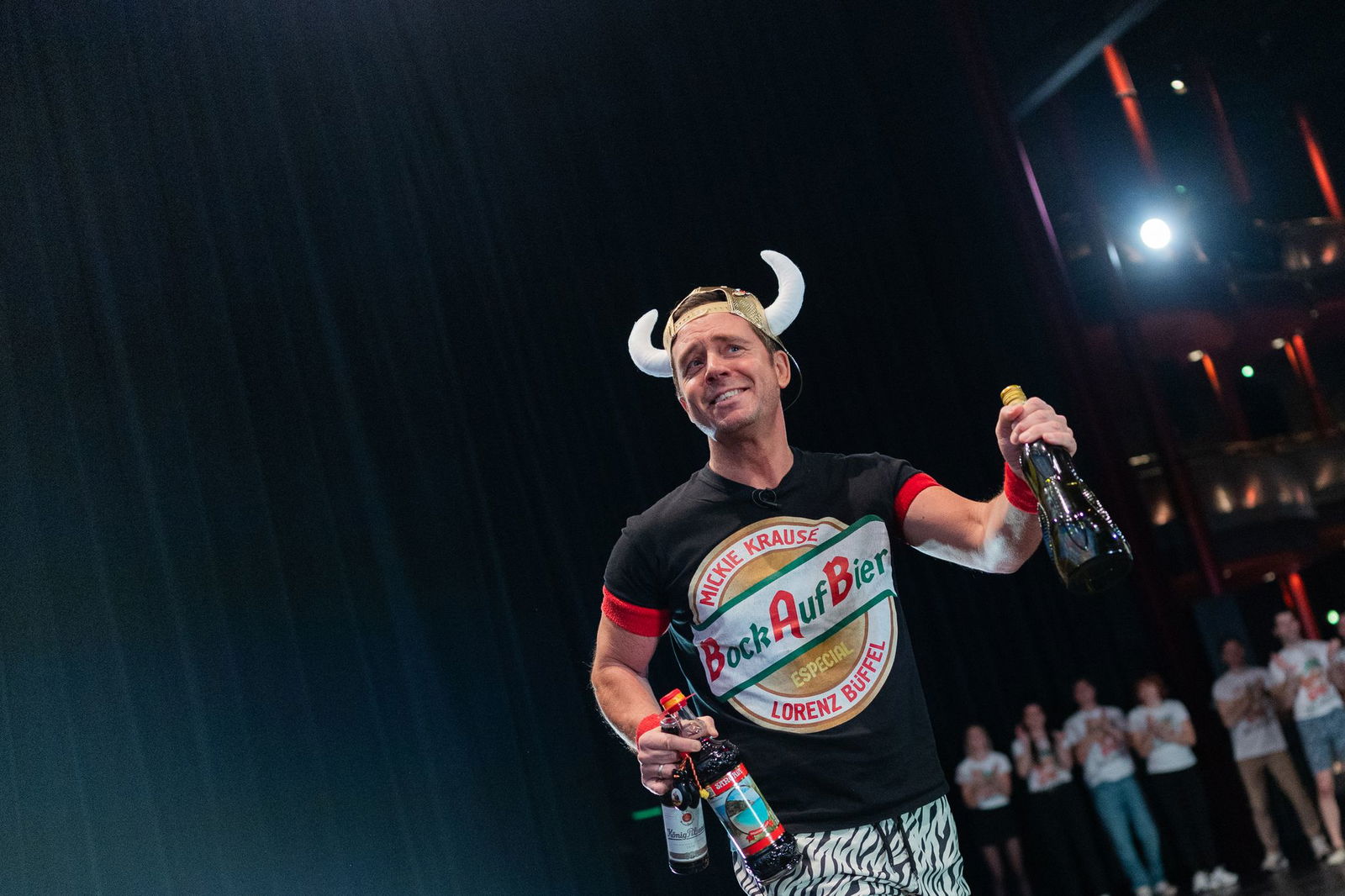 Markenbotschafter Lorenz Büffel brachte zur Pressekonferenz gleich mal etwas zu trinken mit.