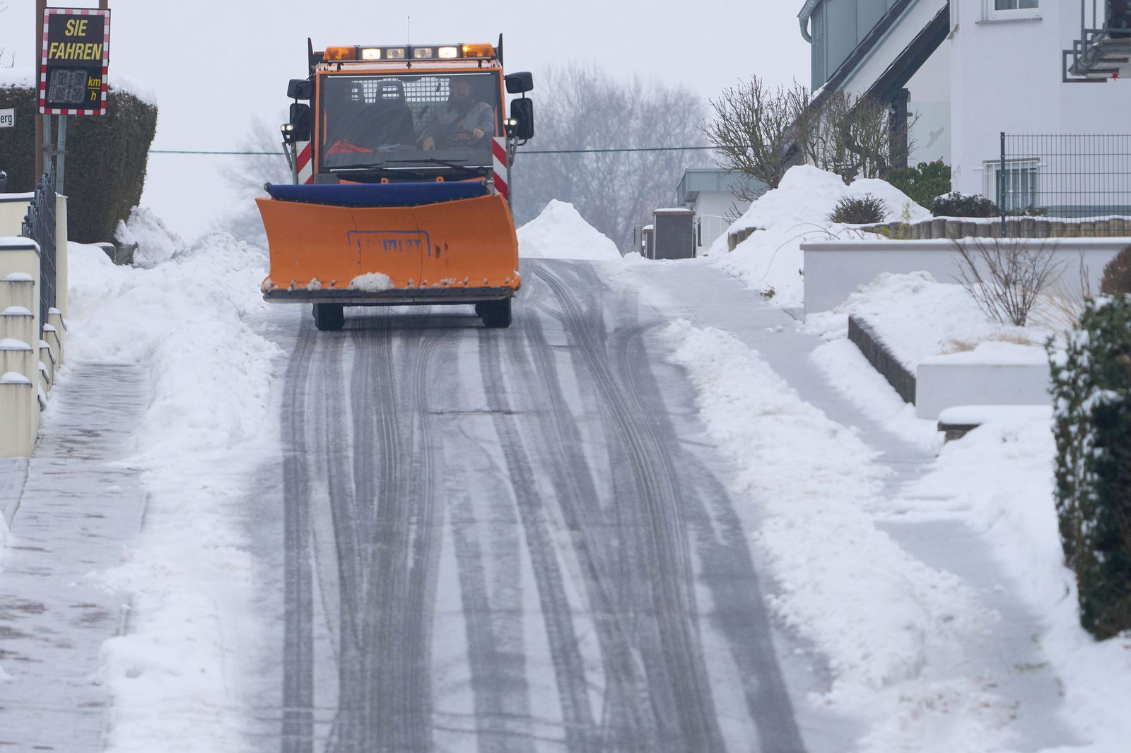 Der Winterdienst sorgt im Winter für sichere Straßen. (Archivbild)